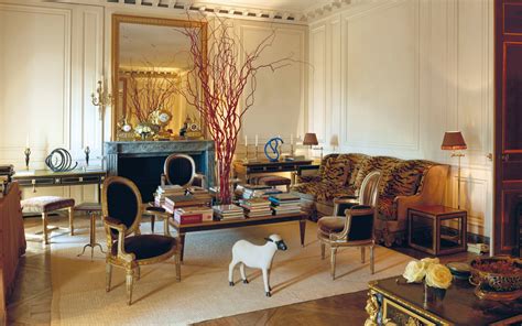 a parisian pied-à-terre curated by hubert de givenchy|A Parisian pied.